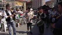 15.000 personas participan en la tradicional 'Comida en la calle' de Avilés
