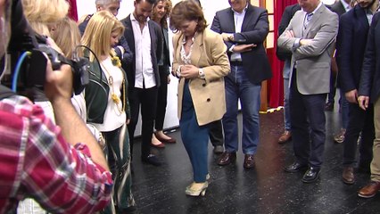 Carmen Calvo taconea en su visita a una peña en Jerez