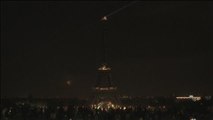 La Torre Eiffel se apaga en homenaje a las víctimas de los atentados en Sri Lanka
