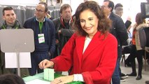 Montero ejerce su derecho al voto en Sevilla