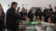 Juan Marín ejerce su derecho a voto en Sanlúcar