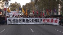 Profesores, estudiantes, médicos y funcionarios protestan contra los recortes en Cataluña