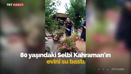 İtfaiye ekipleri evini su basan yaşlı kadını kurtardı