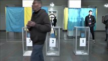 Abren las urnas para la segunda vuelta de las presidenciales ucranianas