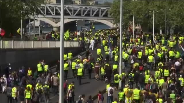 Los chalecos amarillos retoman en París las protestas contra Macron