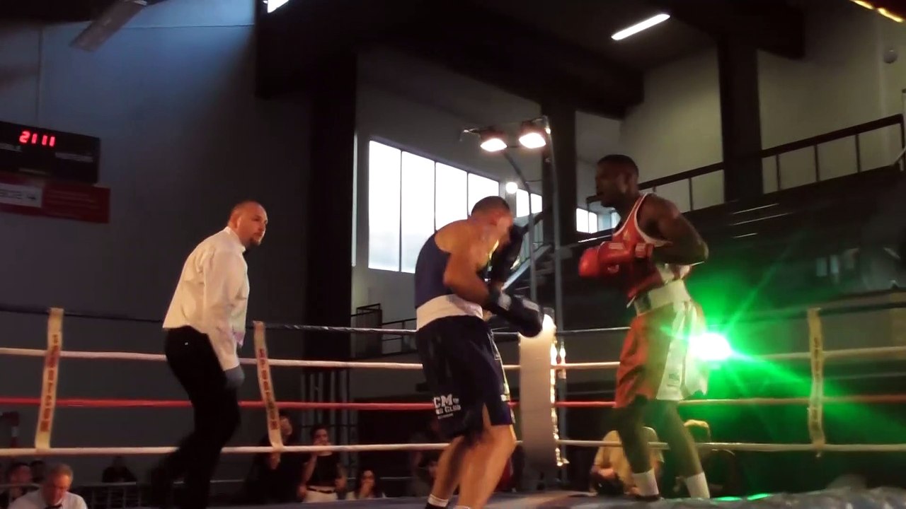 Sacré Miombé (Ring Grenoblois) bat Anthony Marco (Montpellier) aux points