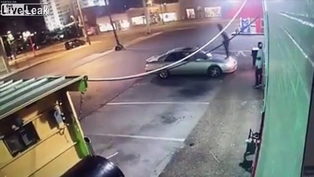 Elle quitte son copain, il se venge en détruisant sa voiture