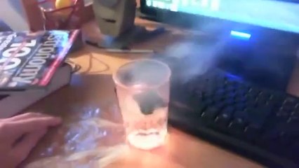 Il met un morceau de Lithium dans un verre d'eau mais ne s'attendait pas à une telle réaction