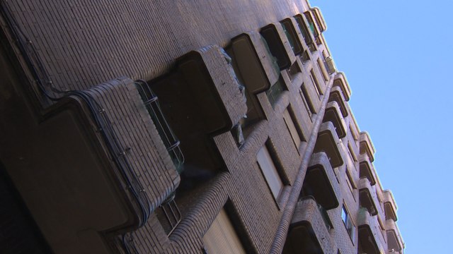 Una mujer se tira por la ventana cuando iban a desahuciarla