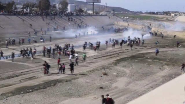 EE.UU. usa gas lacrimógeno con migrantes que intentan cruzar la frontera