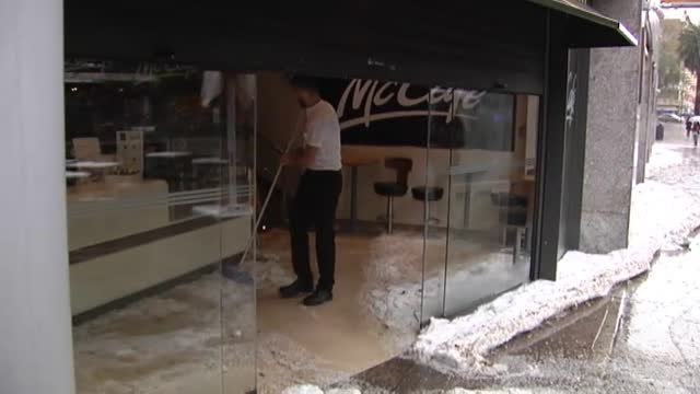 Numerosos problemas en Sevilla por las fuertes lluvias y la tormenta de granizo de la tarde de este Jueves Santo