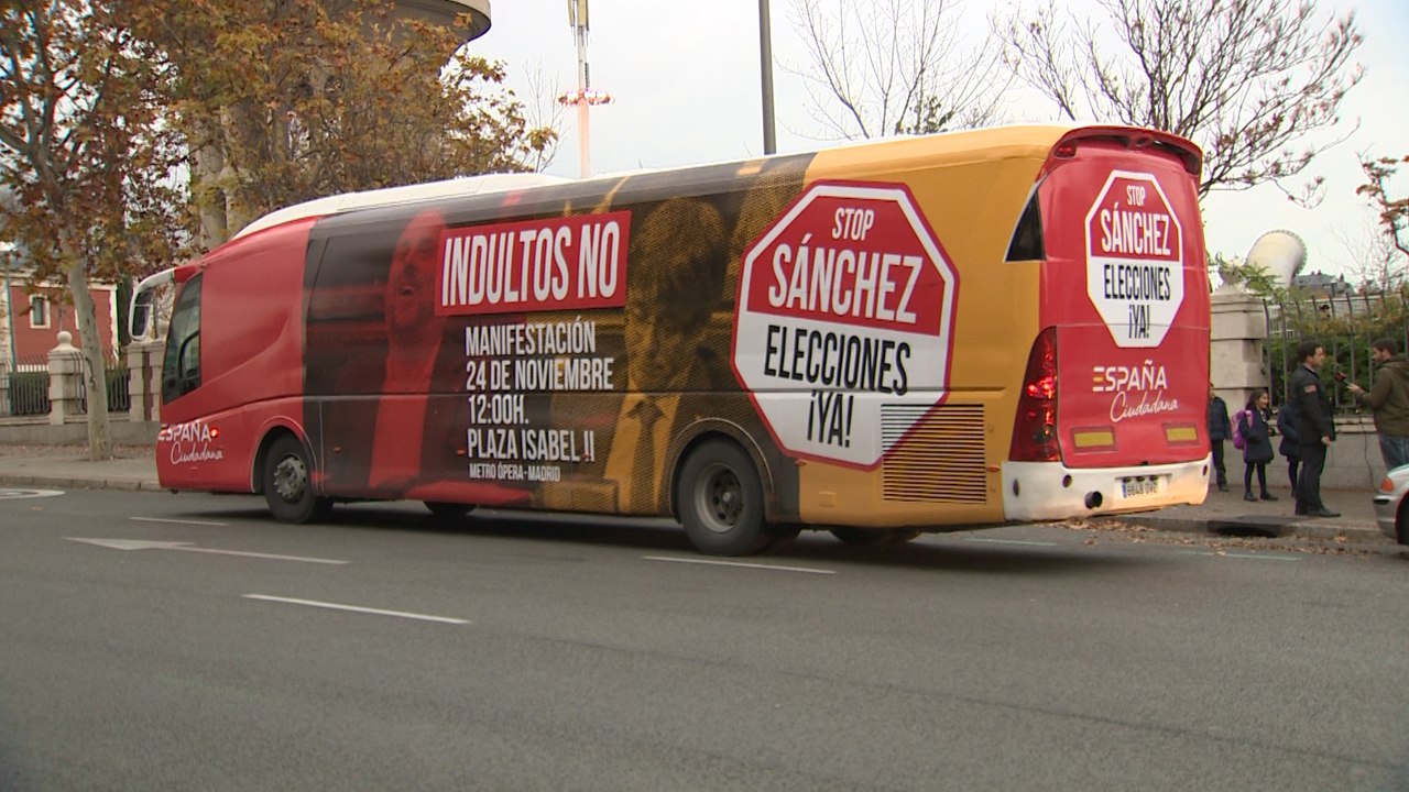 Autobús contra los indultos recorre las calles de Madrid