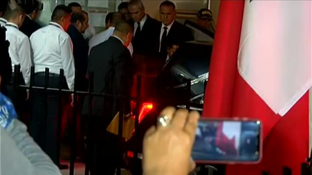 Una multitud recibe al féretro con los restos de Alan García en la sede de su partido