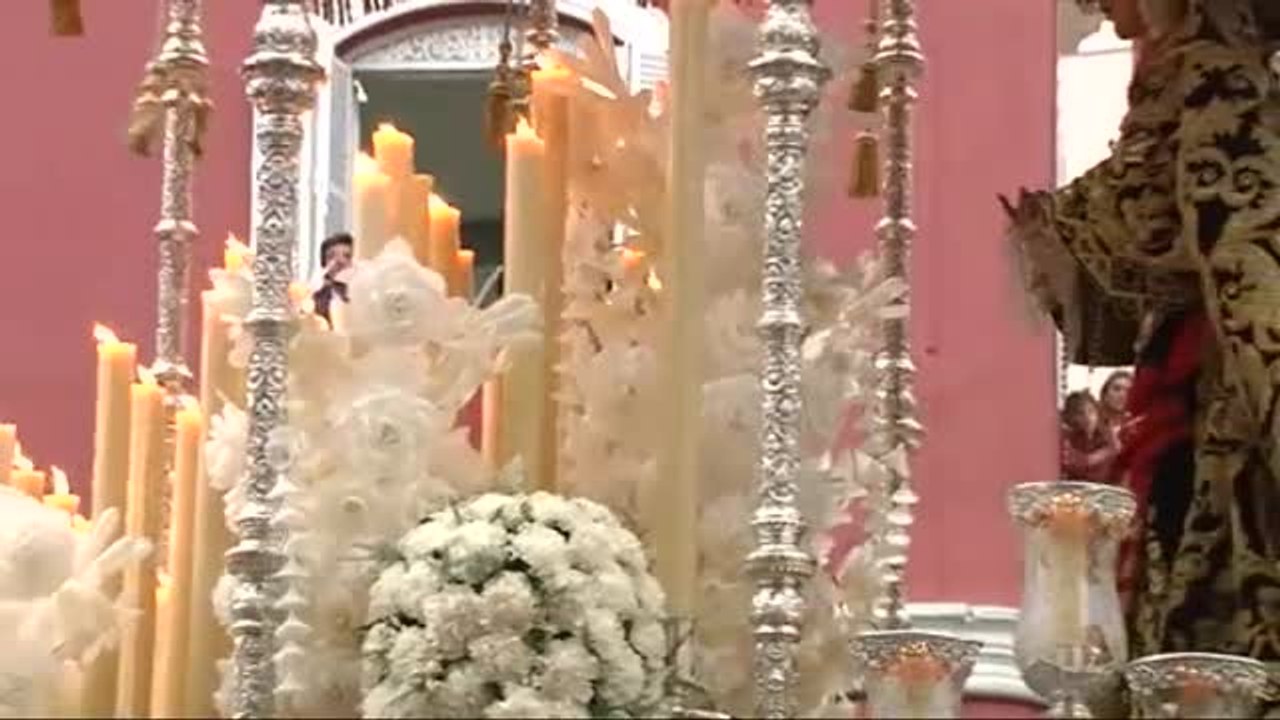 El expresidente del Gobierno, José María Aznar, acude a la salida de la Virgen de la Caridad que porta un fajín de Franco