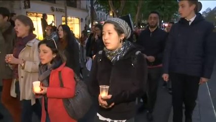 El espíritu de Francia marcha en vigilia por la catedral de Notre Dame