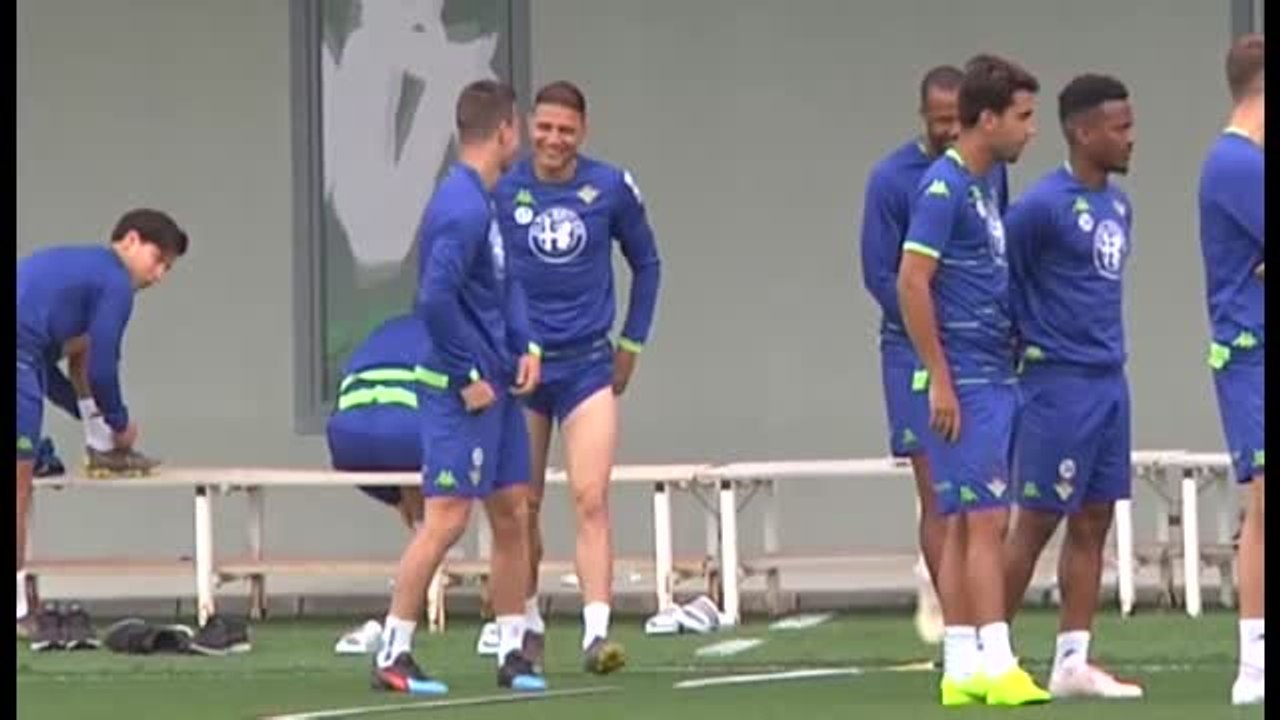 Risas y abrazos por el fichaje de Lo Celso en el entrenamiento del Betis