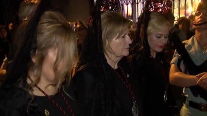 Devoción y respeto en la procesión de El Cristo del Perdón