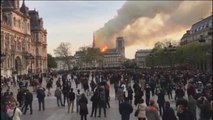 Un centenar de bomberos, vigilante durante toda la mañana por si se reavivaba algún foco del incendio de Notre Dame