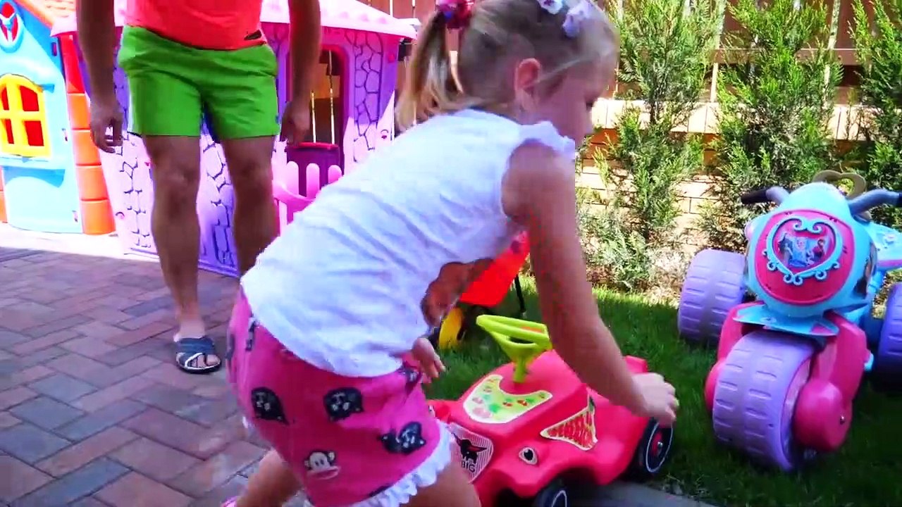 Stacy construit des maisonnettes de jardin pour ses jouets préférés