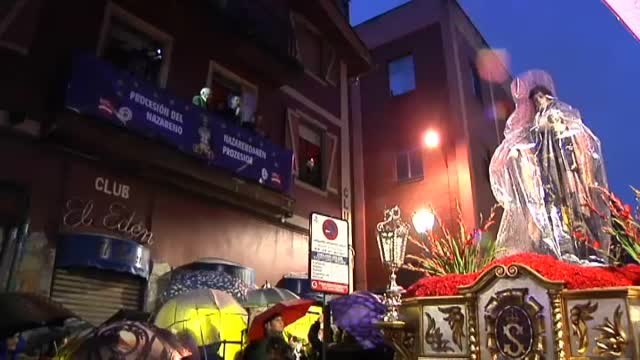 El nazareno recorrió las calles de Bilbao bajo la lluvia
