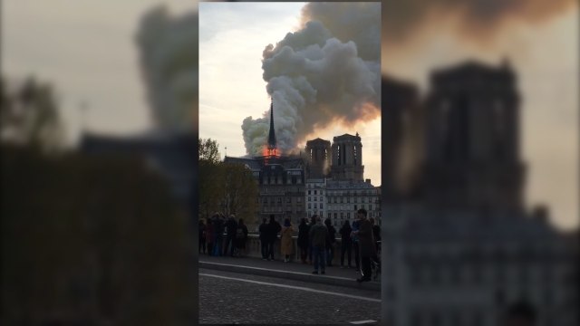 Un grave incendio consume la catedral de Notre Dame de París