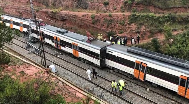 Descarrila un tren de cercanías por el deslizamiento de la tierra