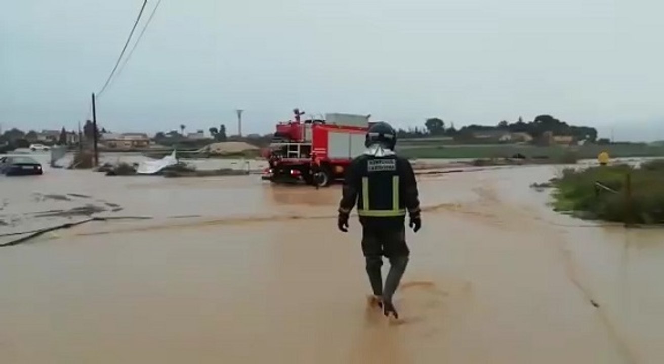 Un autobús se queda atrapado en Murcia debido a las lluvias