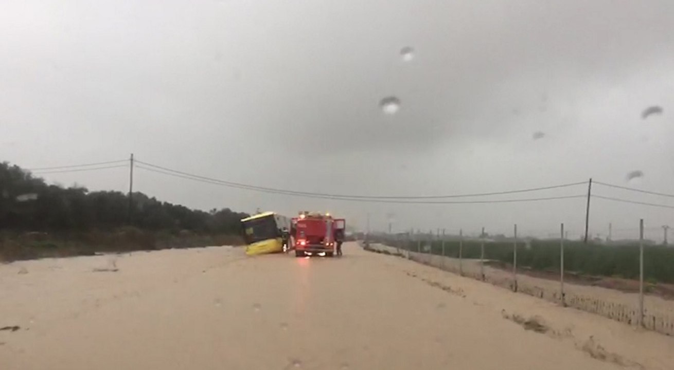 Rescatan a 70 niños atrapados en un autobús escolar por las lluvias