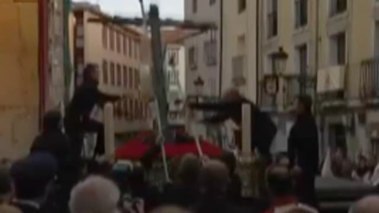 El Cristo de las Gotas se da de bruces en la procesión de Burgos