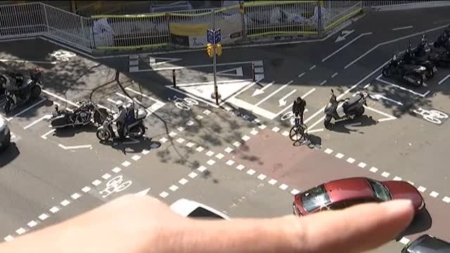 Caos circulatorio en una nueva rotonda para bicicletas en Barcelona