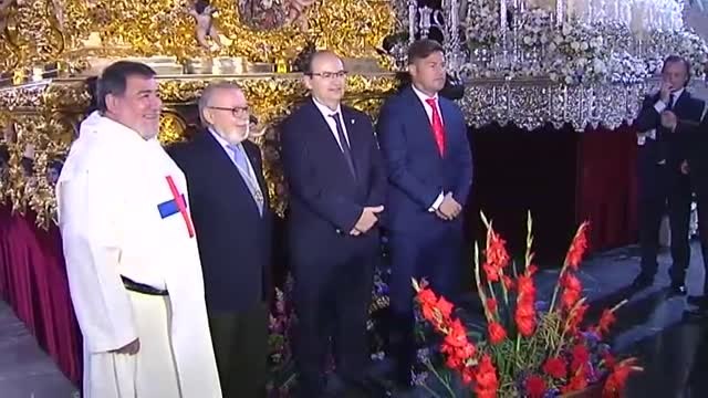 El Sevilla realiza su tradicional ofrenda floral a la virgen de Nuestra Señora del Rosario