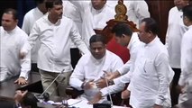 El Parlamento de Sri Lanka aprueba la moción de censura entre puñetazos