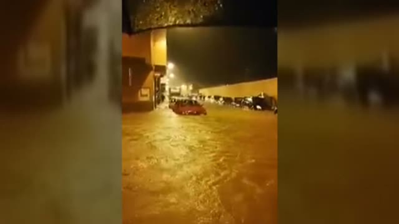 Las fuertes lluvias inundan Alzira, en Valencia