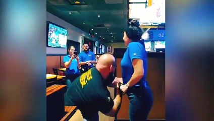 Un homme soulève une femme par la seule force de son bras !