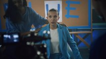 Millie Bobby Brown se pinta de azul en favor de los niños