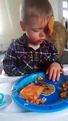 Ce petit s'endort en ayant de la nourriture sur le visage