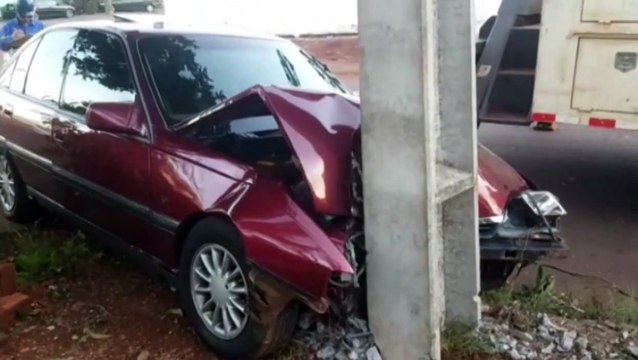 Homem sai de boate sem pagar a conta e na fuga, colide carro contra poste