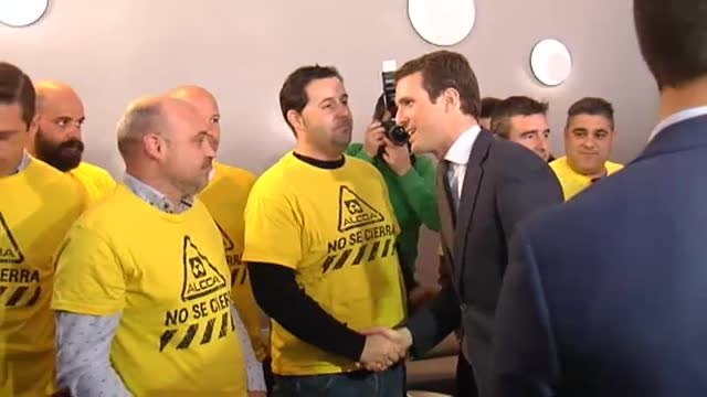 Casado mantiene un breve encuentro con los trabajadores de Alcoa de Avilés