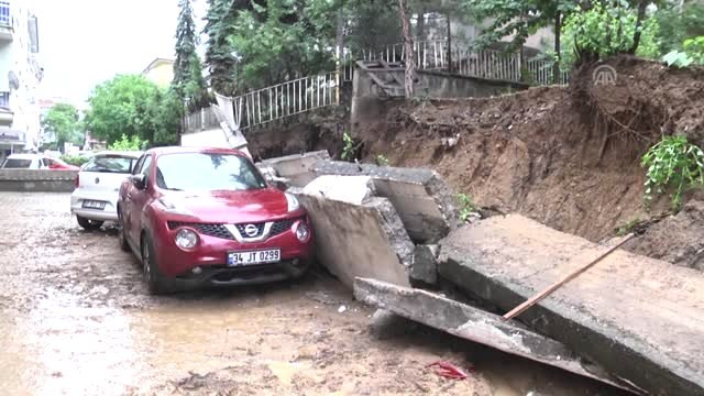 Başkentte sağanak nedeniyle istinat duvarı çöktü
