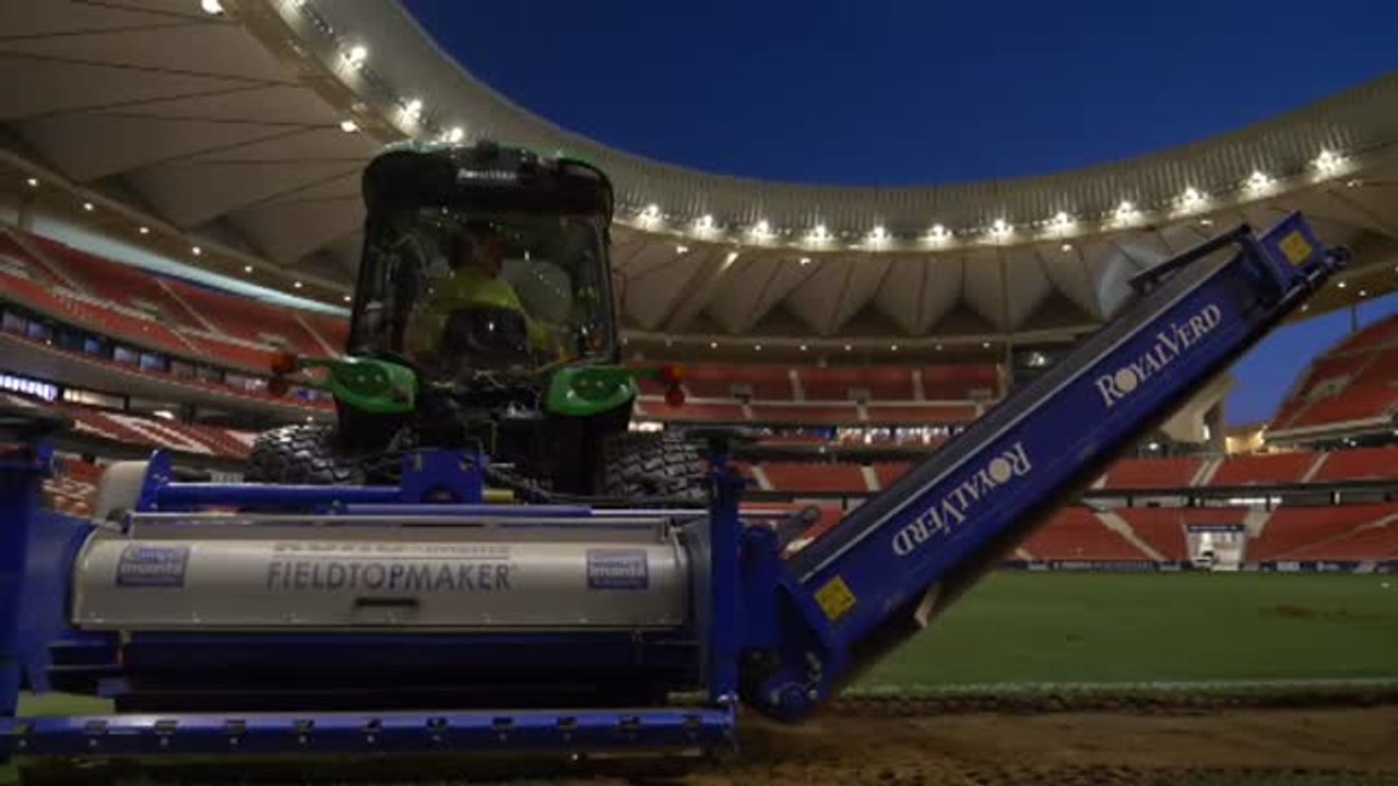 El Atlético cambia el césped del Wanda Metropolitano