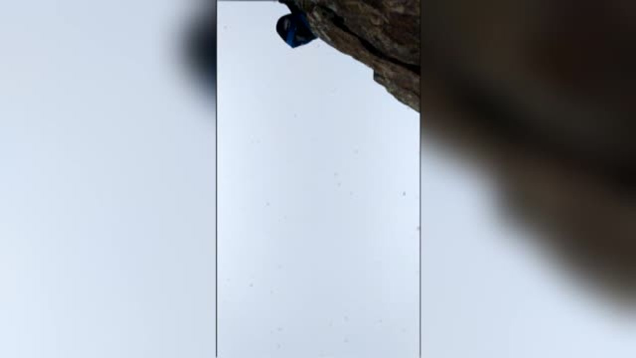 Un rayo está a punto de alcanzar a una pareja de excursionistas