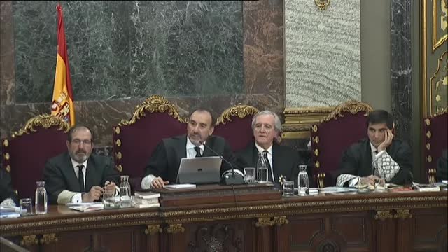 Un comisario de policía pone en evidencia al abogado de Junqueras recordándole su participación como mediador en un colegio el 1 de octubre