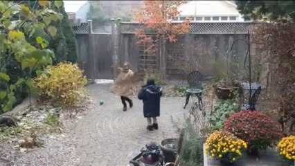 Tierna reacción de dos niños refugiados que disfrutan por primera vez de la nieve en Canadá