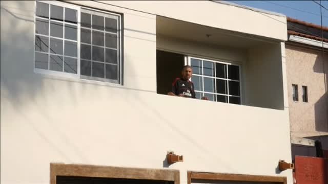 Controvertido recibimiento a un grupo de la caravana de migrantes del colectivo LGTB en Tijuana (México)
