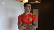 Nuevos jugadores de la Selección Española posan con la equipaciónmiseta