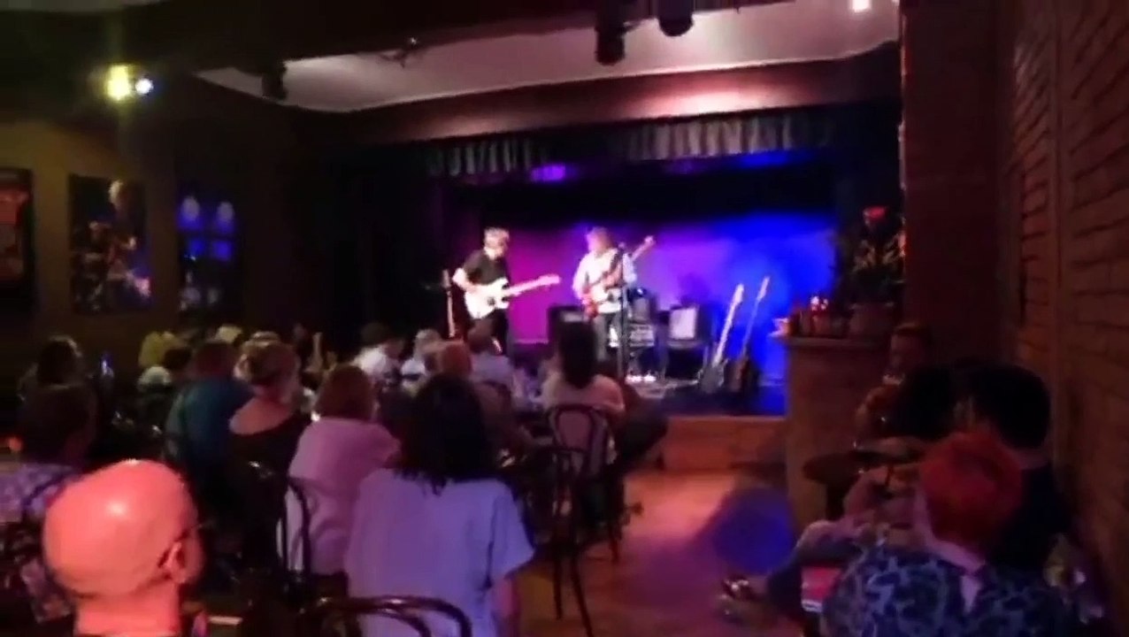 Krzysztof Ścierański podczas występu w Słupsku w Kawiarni Artystycznej Antrakt