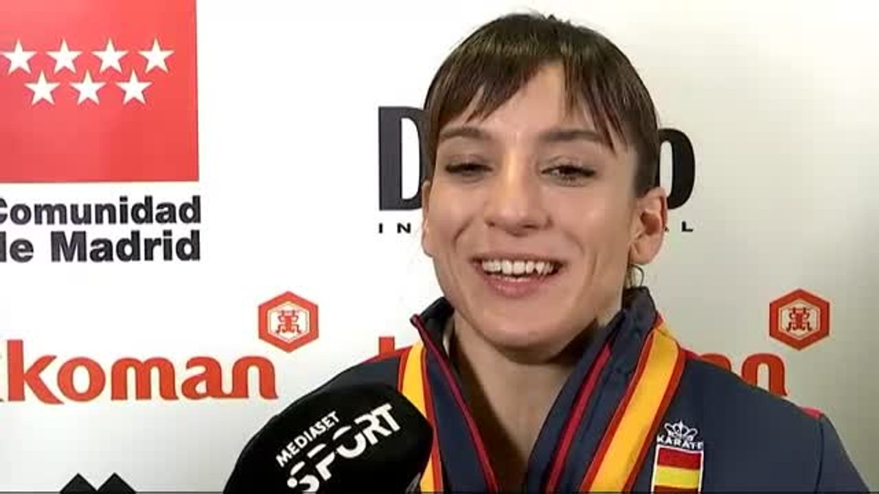La karateka española Sandra Sánchez se alza com...