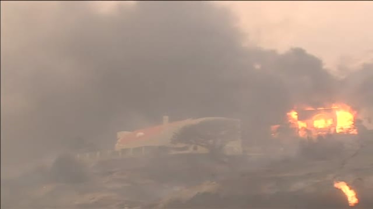 Al menos 23 muertos y 250.000 desalojados por el voraz incendio de California