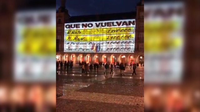 Reacciones ante proyección de vídeo de Podemos en Plaza Mayor