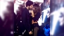 Sebastián Yatra y Tini Stoessel se besan sobre el escenario